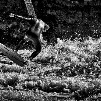 Surfeurs sur l'Aar près du barrage de la vieille ville - Thoune - Suisse Surfeurs sur l'Aar près du barrage de la vieille ville - Thoune - Suisse