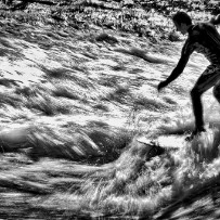 Surfeurs sur l'Aar près du barrage de la vieille ville - Thoune - Suisse Surfeurs sur l'Aar près du barrage de la vieille ville - Thoune - Suisse