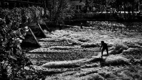 Thoune Des surfeurs sur l'Aar près du barrage de la vieille ville